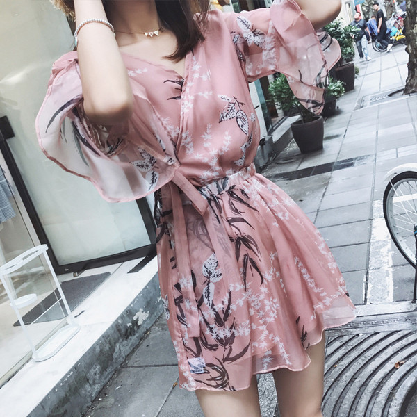 Salopetă scurtă de damă elegantă cu model floral