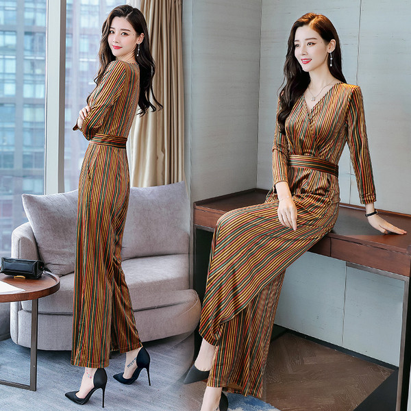 Model nou de salopete de dama cu decolteu in V