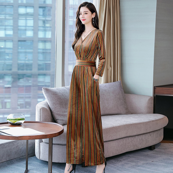 Model nou de salopete de dama cu decolteu in V