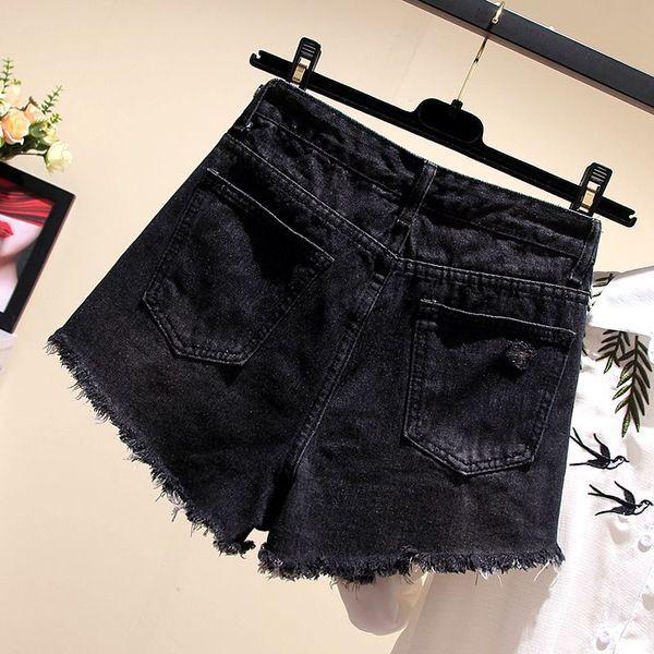 Pantaloni scurți moderni de damă în gri