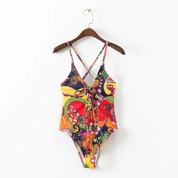 Дамски цял бански костюм с цветна  апликация 