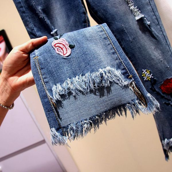 Blugi de dama moderni cu broderii si motive rupte