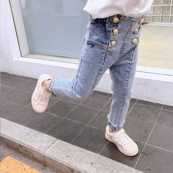 Blugi moderni pentru copii pentru fete cu talie inalta si nasturi in culoare deschisa