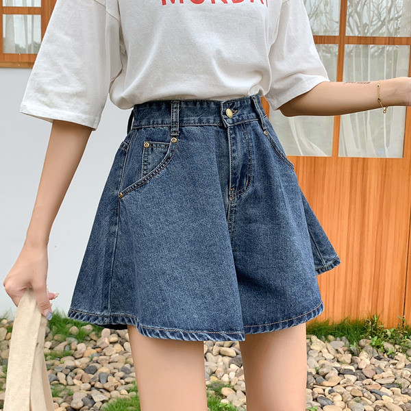 Pantaloni scurți moderni de damă din denim - model larg