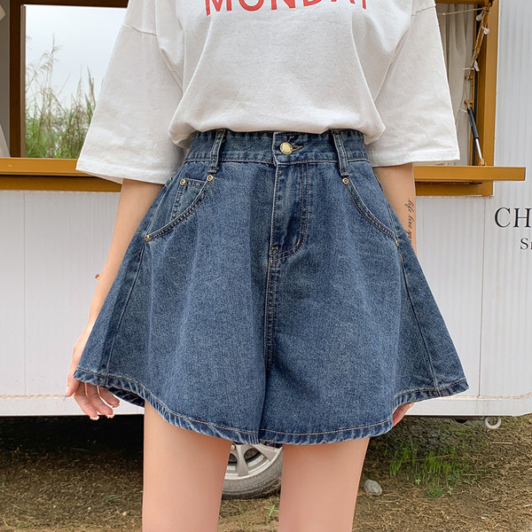 Pantaloni scurți moderni de damă din denim - model larg