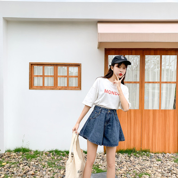 Pantaloni scurți moderni de damă din denim - model larg