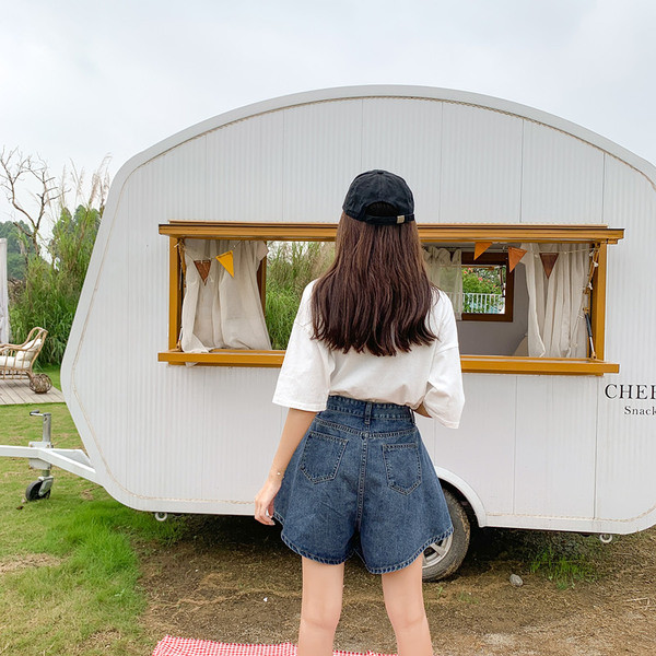 Pantaloni scurți moderni de damă din denim - model larg