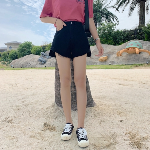 Pantaloni scurți de damă actuali în negru cu talie înaltă