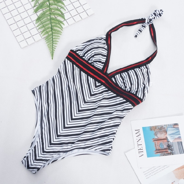 Costum de baie complet modern, cu decolteu în V