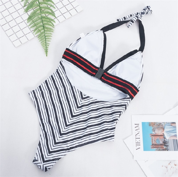 Costum de baie complet modern, cu decolteu în V