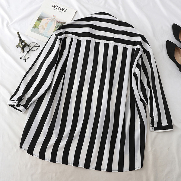 Cămașă de damă modernă în dungi-cu nasturi