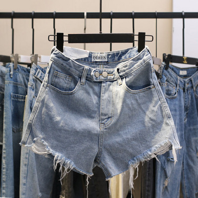 Blugi scurti de dama actuali cu motive rupte