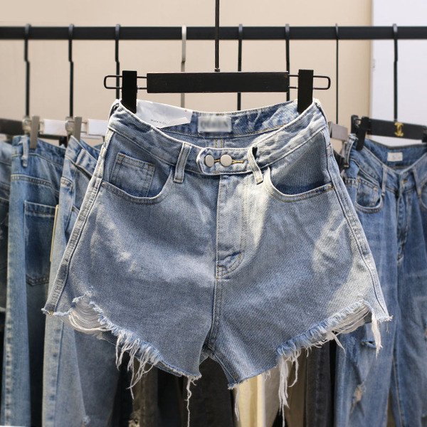 Blugi scurti de dama actuali cu motive rupte