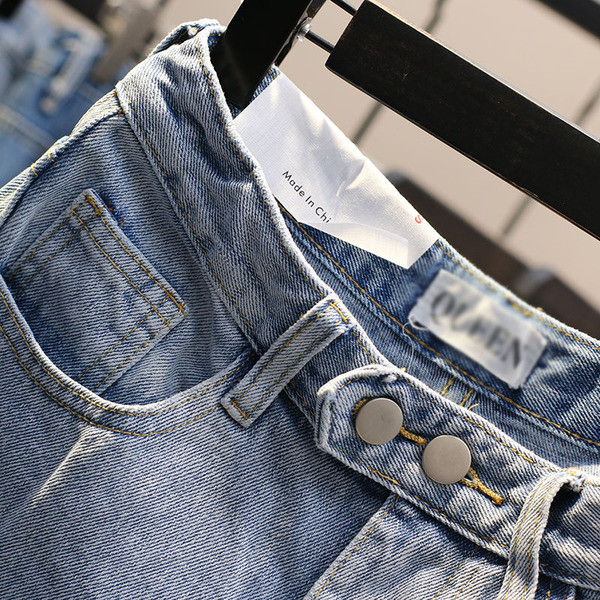 Blugi scurti de dama actuali cu motive rupte