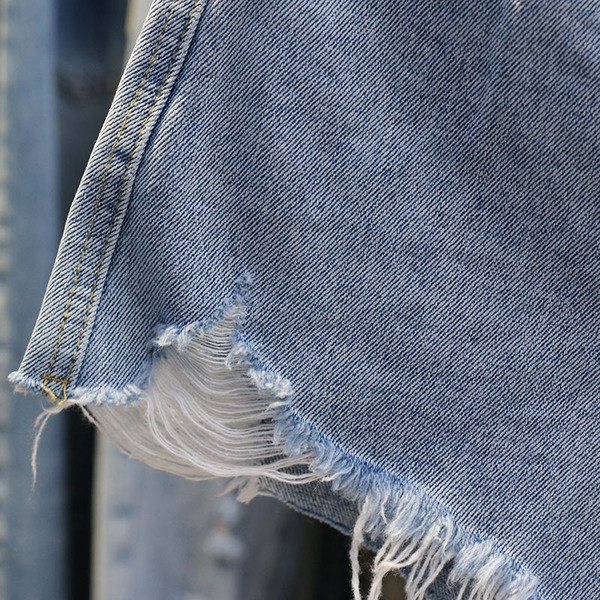 Blugi scurti de dama actuali cu motive rupte