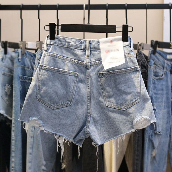 Blugi scurti de dama actuali cu motive rupte