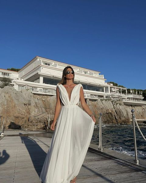 Rochie lungă de damă modernă, cu decolteu adânc, în alb