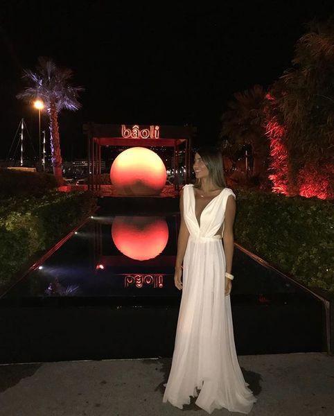 Rochie lungă de damă modernă, cu decolteu adânc, în alb