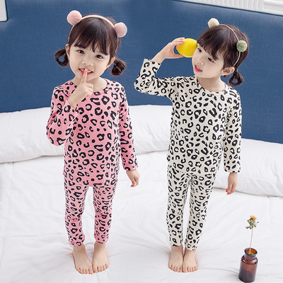 Детска пижама за момичета от две части с леопардов десен в розов и бял цвят