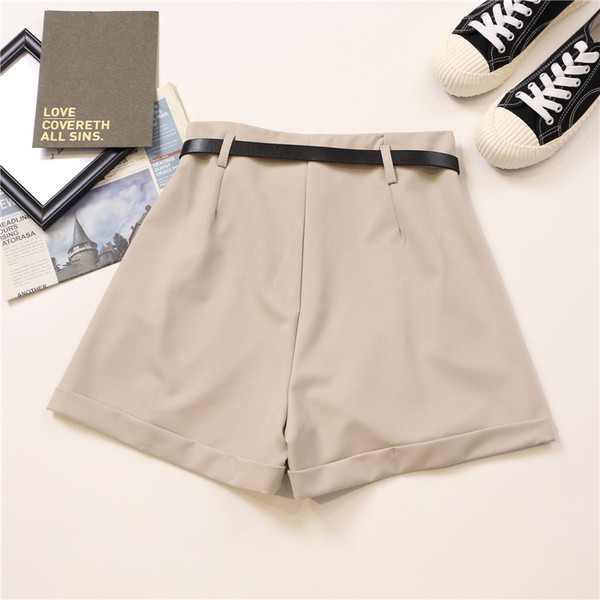 Pantaloni scurti de dama cu curea si buzunare in mai multe culori