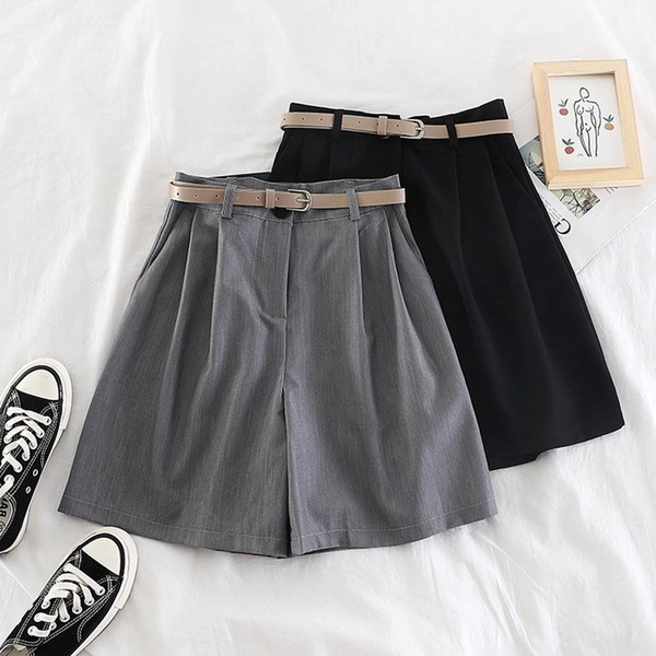 Pantaloni scurți moderni de damă cu o curea - gri și negru