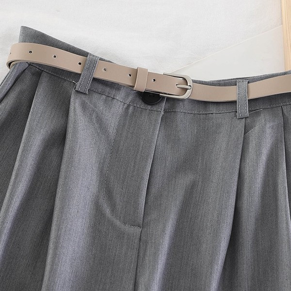 Pantaloni scurți moderni de damă cu o curea - gri și negru