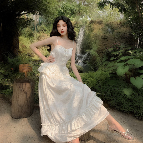 Rochie elegantă de damă în alb, cu bretele subțiri