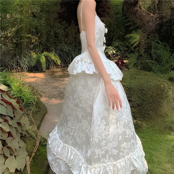 Rochie elegantă de damă în alb, cu bretele subțiri