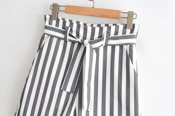 Pantaloni scurți de damă în dungi cu talie înaltă