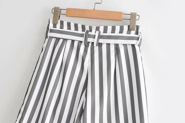 Pantaloni scurți de damă în dungi cu talie înaltă