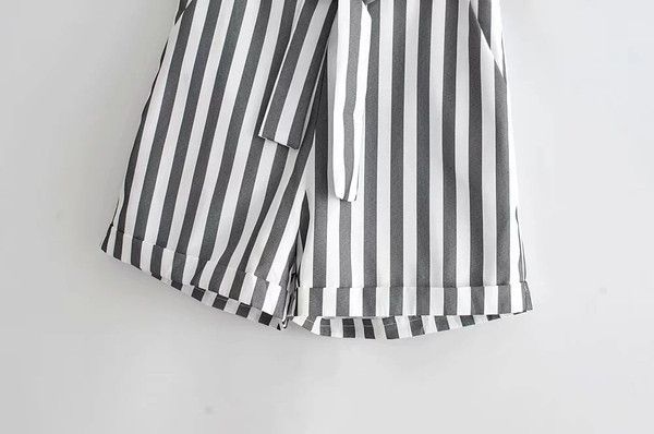 Pantaloni scurți de damă în dungi cu talie înaltă