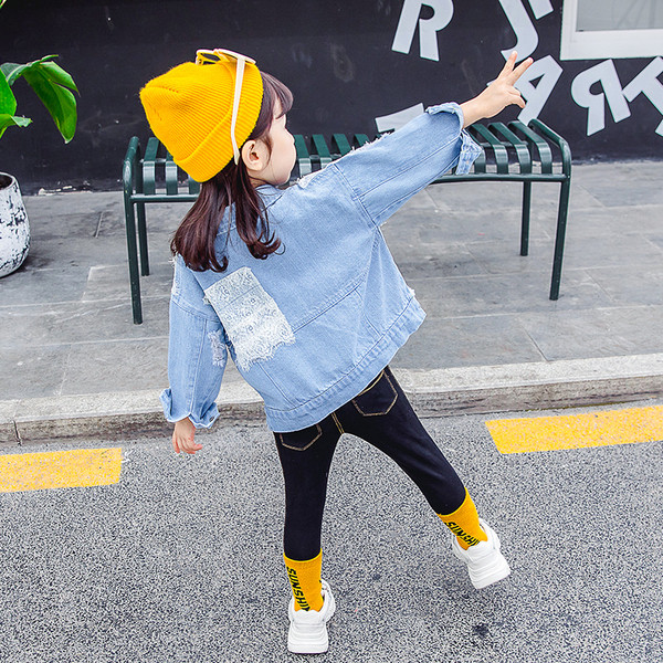 Geaca de blugi pentru copii moderna cu dantela de culoare deschisa