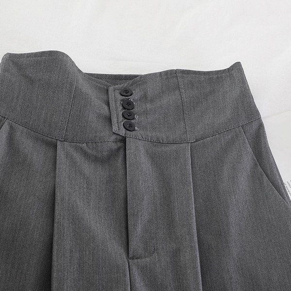 Pantaloni scurti eleganti de dama cu nasturi in negru si gri