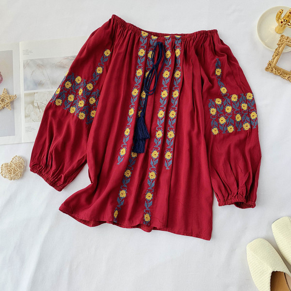 Bluză de damă modernă cu mâneci căzute și broderie în mai multe culori