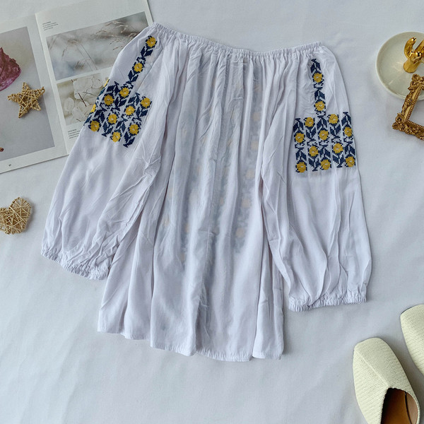 Bluză de damă modernă cu mâneci căzute și broderie în mai multe culori