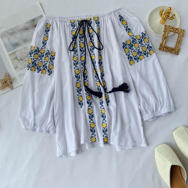 Bluză de damă modernă cu mâneci căzute și broderie în mai multe culori