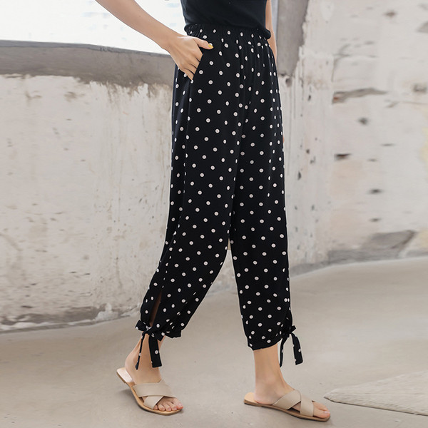 Pantaloni casual de damă cu buline în negru