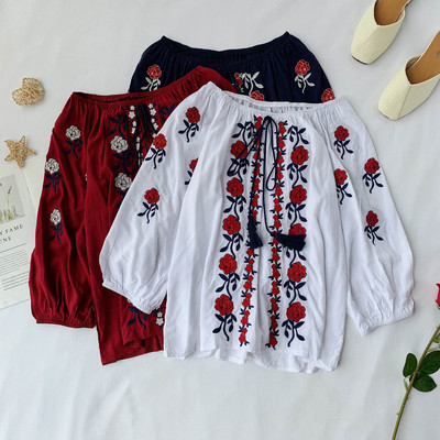 Bluza de dama actuala cu motive florale in trei culori