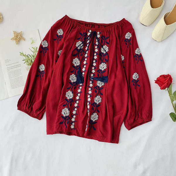 Bluza de dama actuala cu motive florale in trei culori