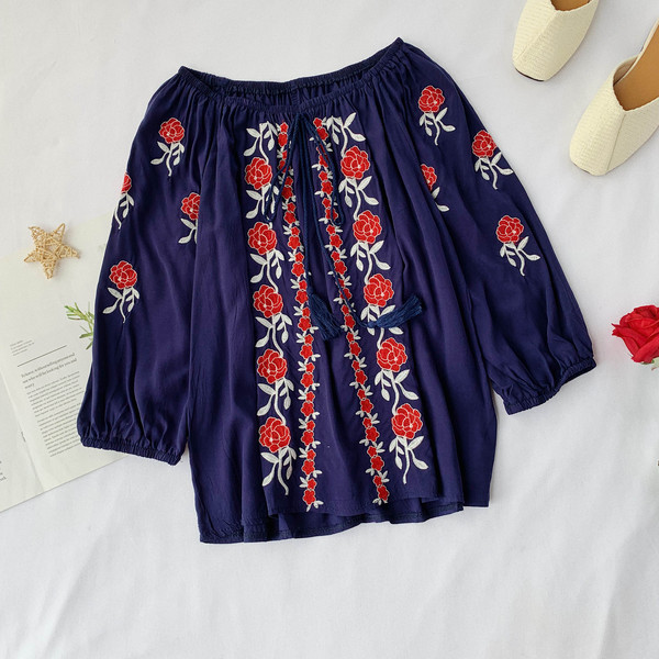 Bluza de dama actuala cu motive florale in trei culori