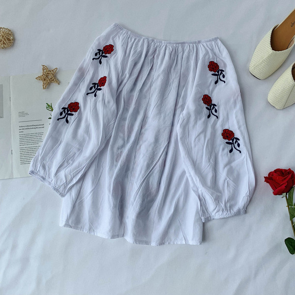 Bluza de dama actuala cu motive florale in trei culori