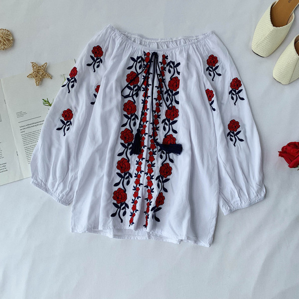 Bluza de dama actuala cu motive florale in trei culori