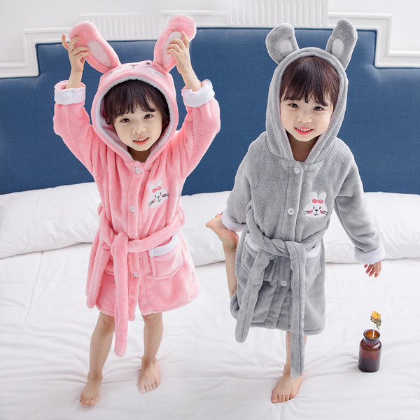 Halat de baie de iarna pentru copii cu elemente 3D in gri si roz