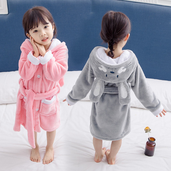 Halat de baie de iarna pentru copii cu elemente 3D in gri si roz