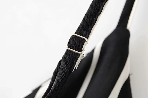 Salopeta dama in dungi cu bretele subtiri - model scurt