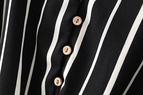 Salopeta dama in dungi cu bretele subtiri - model scurt