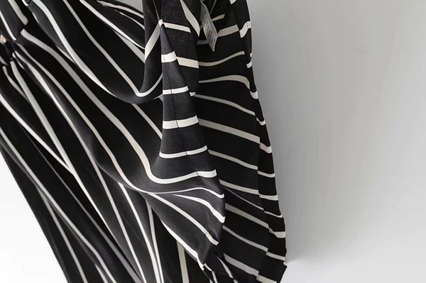 Salopeta dama in dungi cu bretele subtiri - model scurt