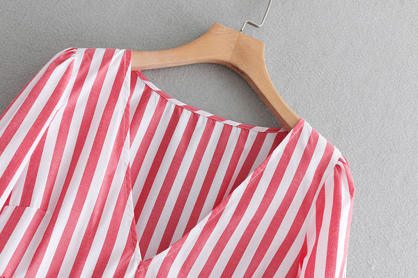 Cămașă modernă de damă în dungi cu decolteu în V