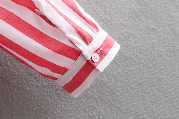 Cămașă modernă de damă în dungi cu decolteu în V