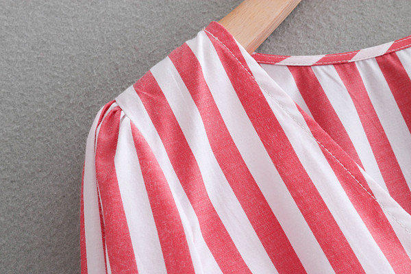 Cămașă modernă de damă în dungi cu decolteu în V